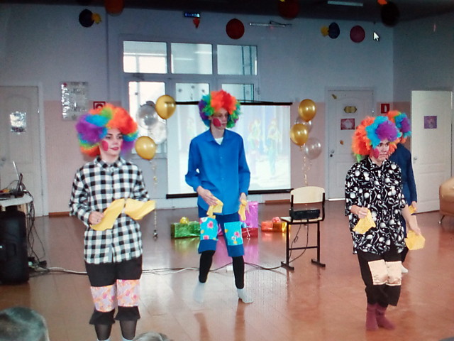 Поздравительное выступление "Танец клоунов" 8 класс.